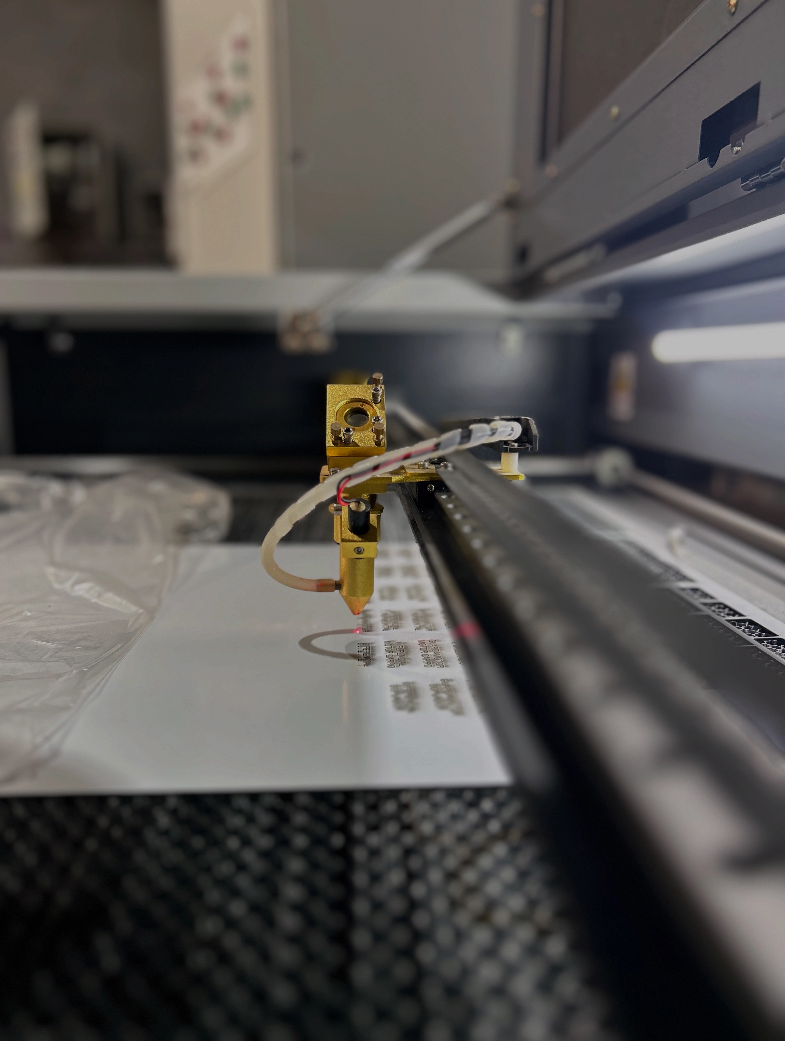 Cabezal láser industrial RM10060 realizando grabado de placas técnicas